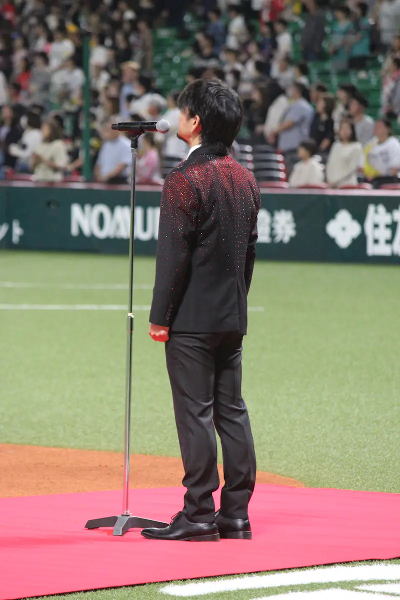 試合開始前のグラウンドで国歌「君が代」を独唱する池端克章