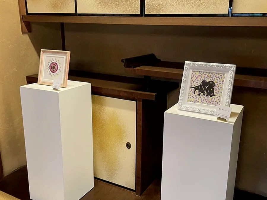 旧安川邸で展示された池端克章の押し花アート作品