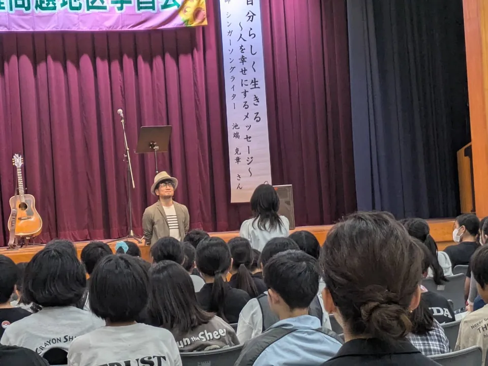 学校で生徒に語りかける池端克章の講演風景