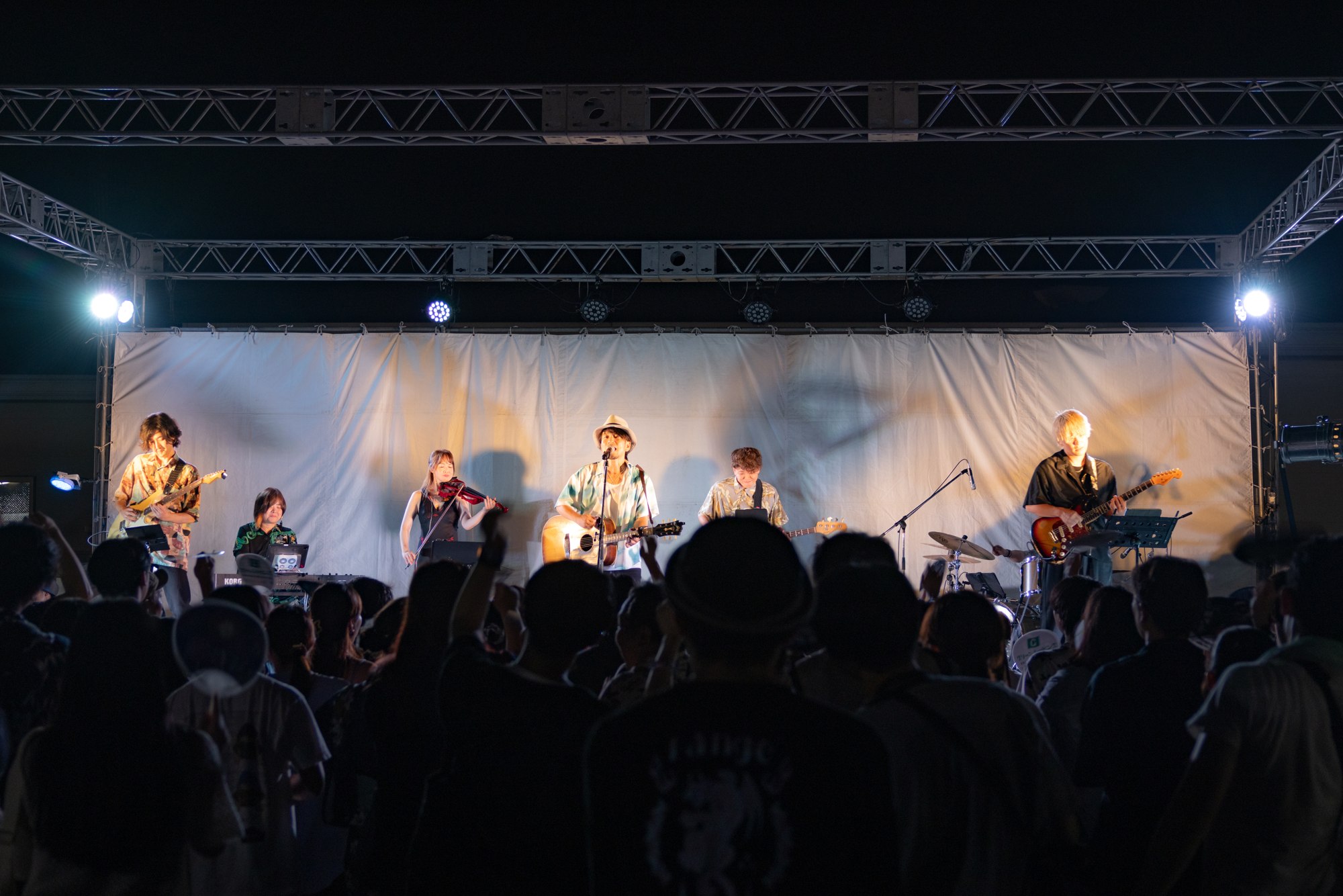 関門海峡花火大会の野外ステージで演奏する池端克章とバンド