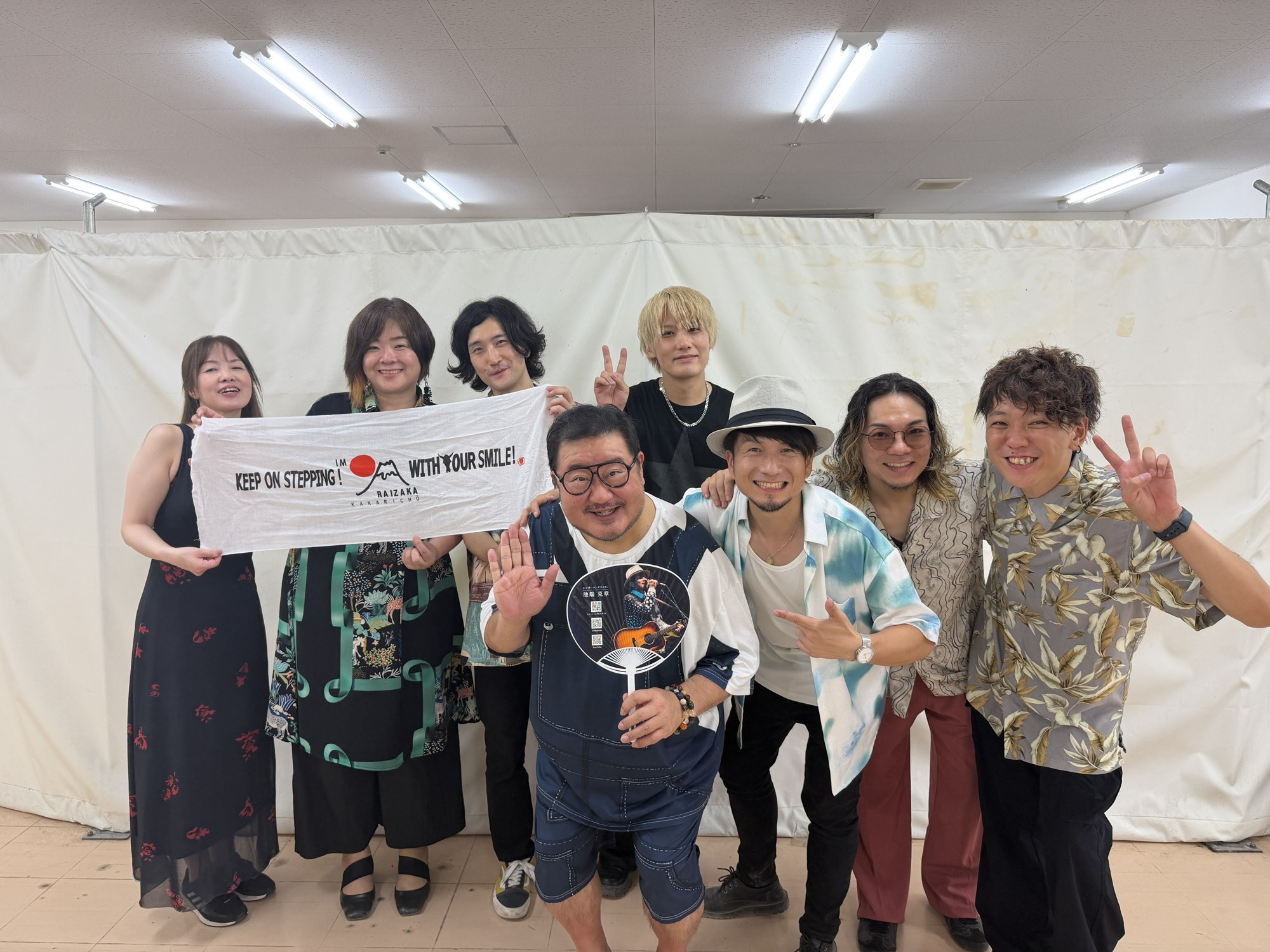 ゲストの芋洗坂係長さんと出演メンバーの集合写真